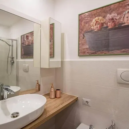 Orange - City Center Apartment